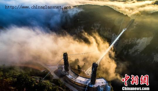 图为,张家界大峡谷玻璃桥 王虎 摄 图为,张家界大峡谷玻璃桥 王虎 摄
