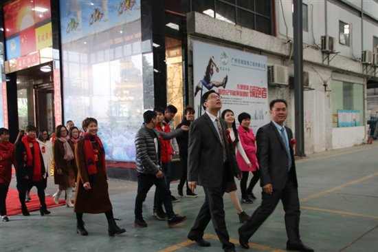 庆典开始前嘉宾们参观东玻工厂