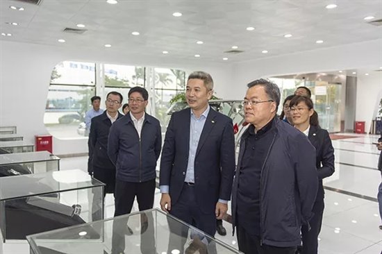 叶舒(左三)向高云虎司长(右一)介绍福耀集团相关情况