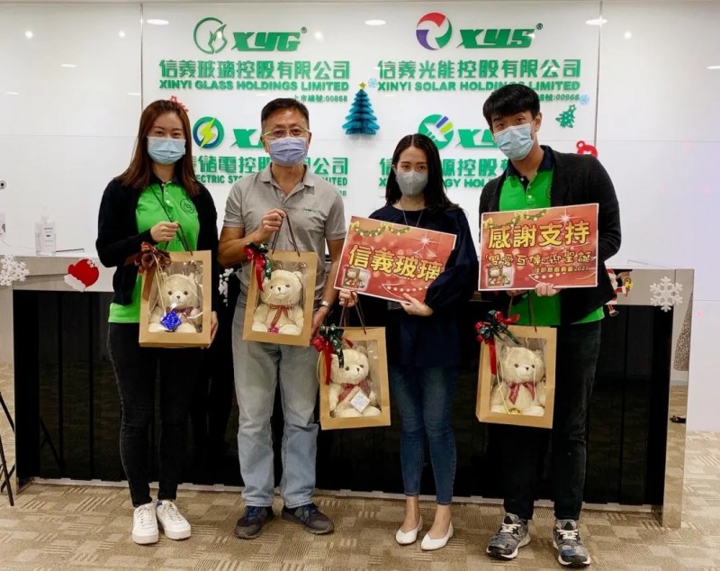 信义玻璃首席财务官兼公司秘书刘锡源先生(左二)、投资者关系及企业传讯总监董彬彬女士(右二)与伤青会就业服务主任合影