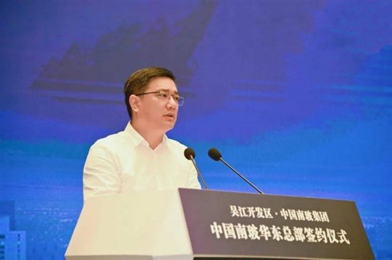 区委常委、吴江开发区党工委副书记、管委会副主任王牟