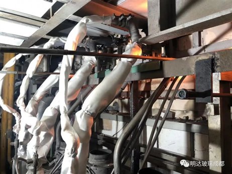 明达玻璃700t/d浮法玻璃生产线进行池壁绑砖