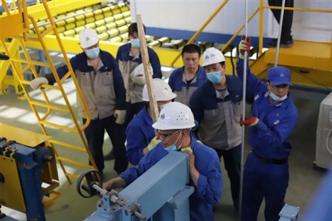 焦作安彩新材料有限公司玻璃生产线引头子成功