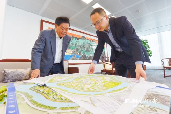 曹德旺查看福耀科技大学（暂名）规划图。