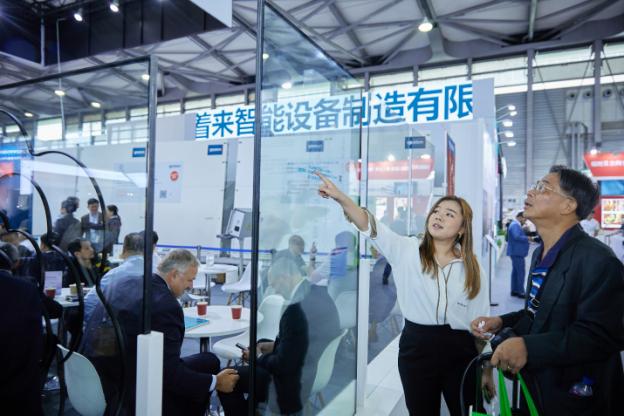 A person pointing at a glass wall

Description automatically generated