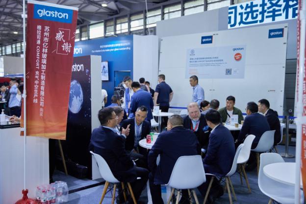 A group of people sitting around tables

Description automatically generated with low confidence