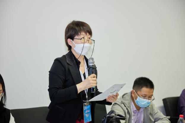 A person wearing a mask and holding a microphone

Description automatically generated with medium confidence