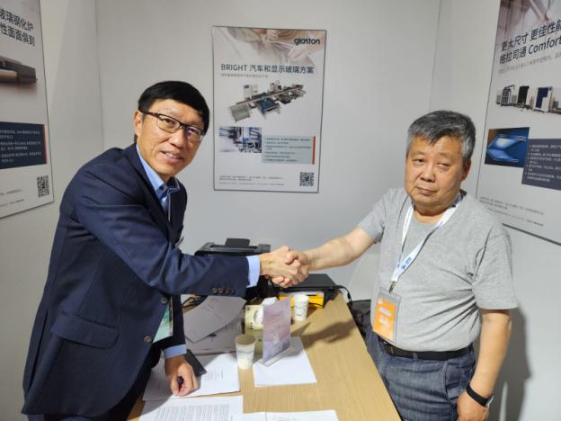A person shaking hands with another person

Description automatically generated with medium confidence