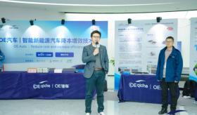 一群人站在室内
中度可信度描述已自动生成