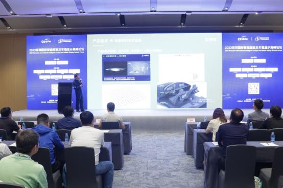 人们在看台上的人在演讲
低可信度描述已自动生成