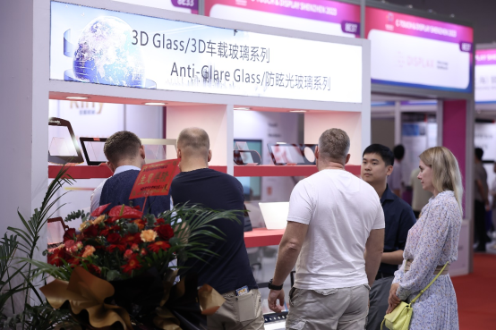 许多人在商店里
描述已自动生成