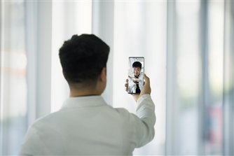 图片包含 人, 窗户, 男人, 建筑

描述已自动生成