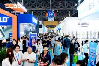 人们站在人群中
AI 生成的内容可能不正确。